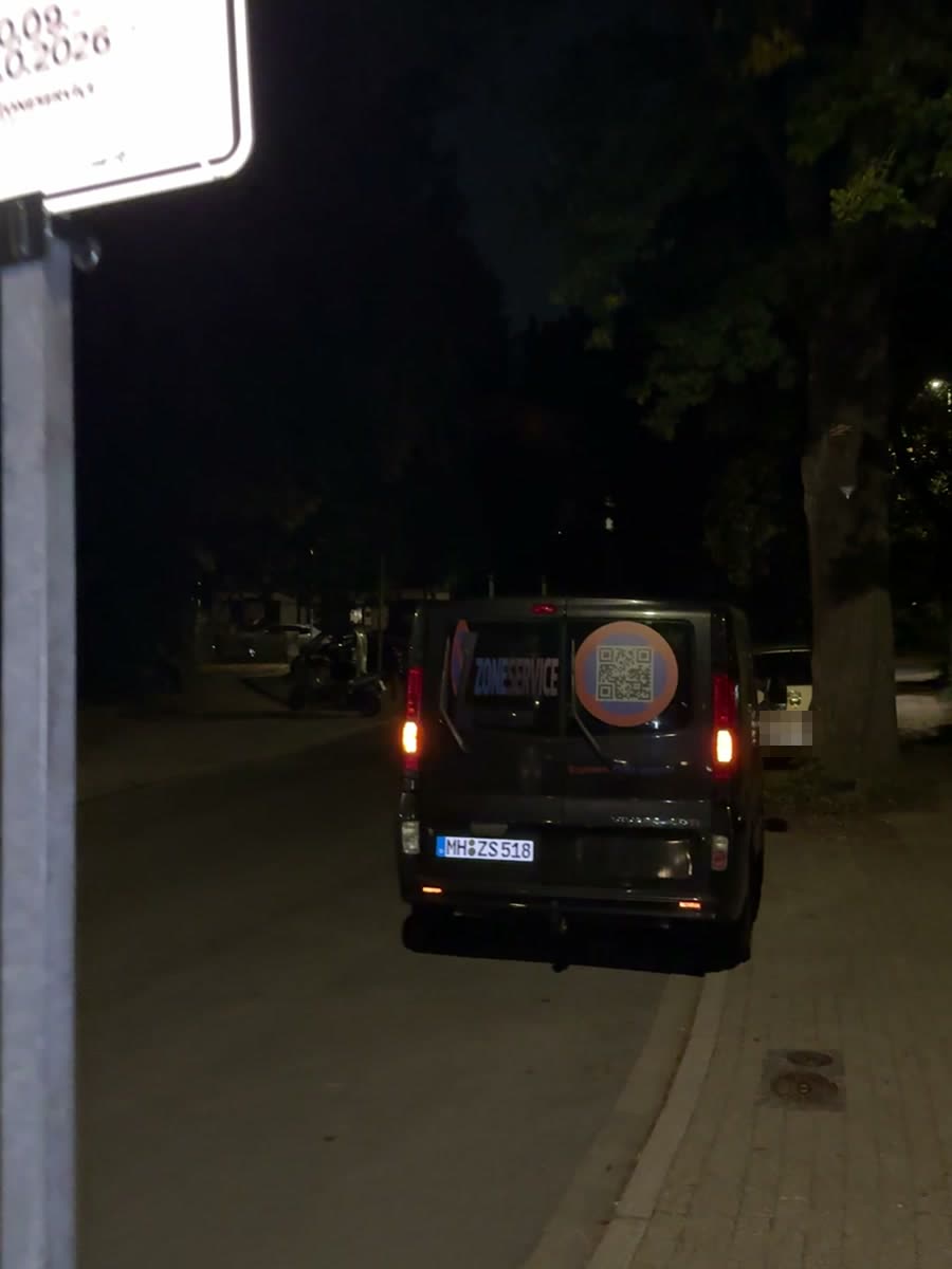 Beschrifteter ZoneService-Transporter mit QR-Code und Mülheimer Kennzeichen nachts an einer aufgestellten Halteverbotszone