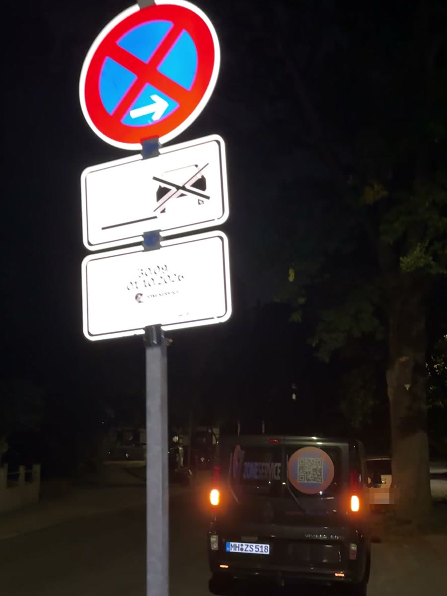 Aufgestellte Halteverbotszone bei Nacht, auf dem Zusatzschild der Zeitraum 30.09. bis 01.10.2026, dahinter der beschriftete ZoneService-Transporter