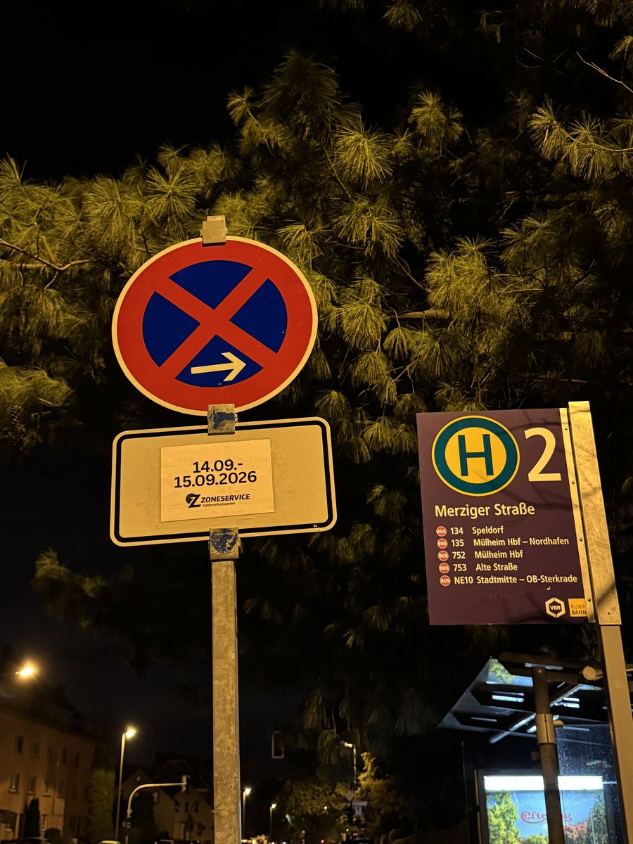 Halteverbotszone bei Nacht neben der Bushaltestelle Merziger Straße in Mülheim an der Ruhr