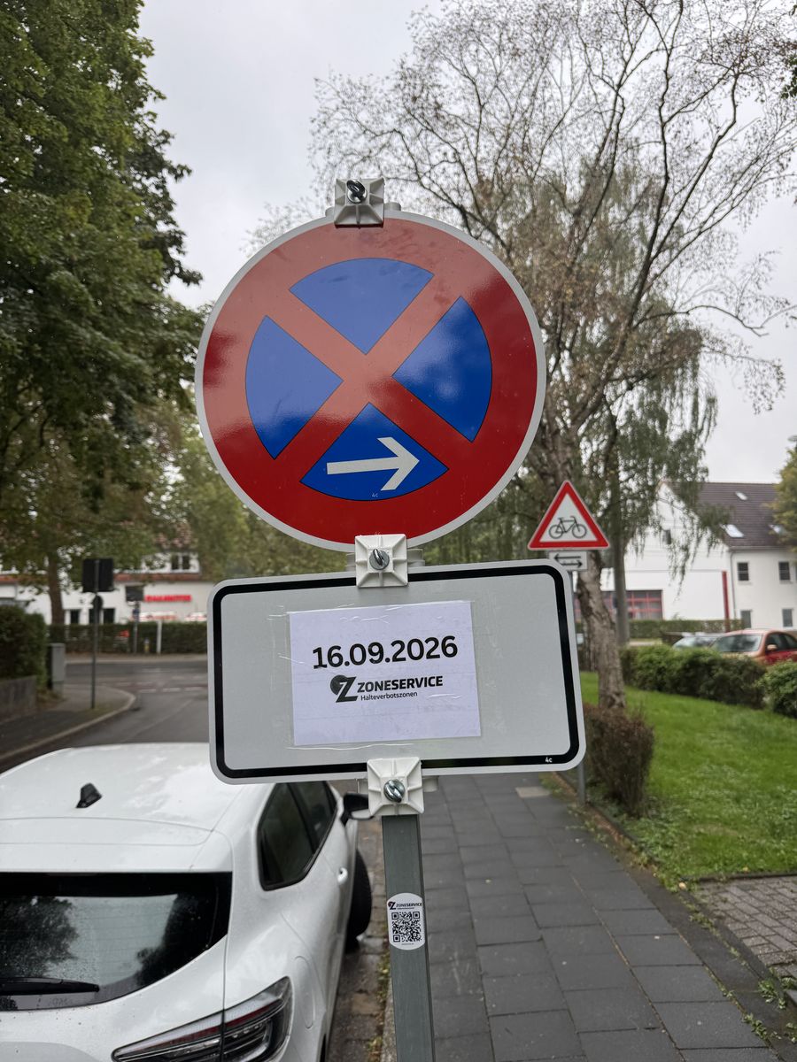 Aufgestelltes Halteverbotsschild Zeichen 283 mit Zusatzschild, Datum und QR-Aufkleber von ZoneService am Mast